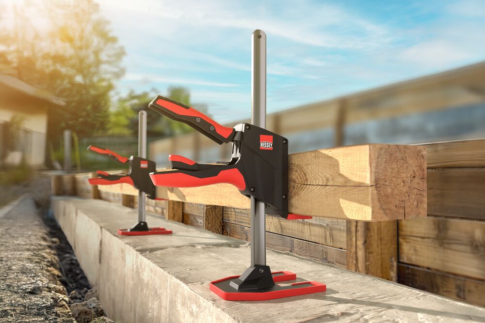 One-handed lifting tool